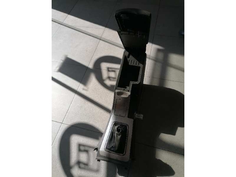 Recambio de guarnecidos palanca cambio para peugeot 407 sport referencia OEM IAM  GUANTERA PORTA-OBJETOS POSAVASOS