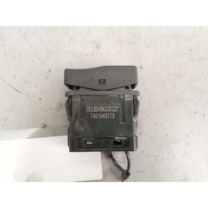 Recambio de mando elevalunas delantero izquierdo para renault premium route 2006 fas 4x2 larga distancia referencia OEM IAM 7421