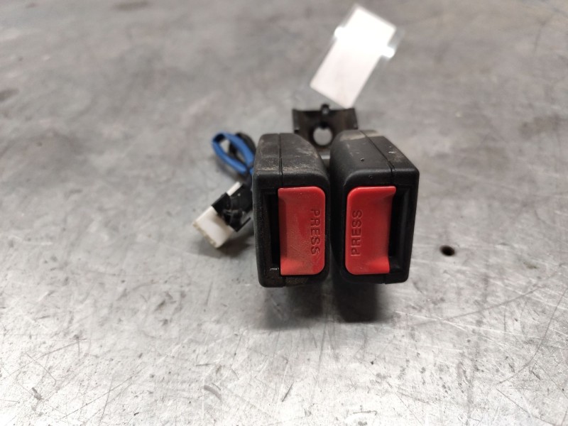 Recambio de enganche de cinturon trasero derecho para hyundai i20 city s referencia OEM IAM   