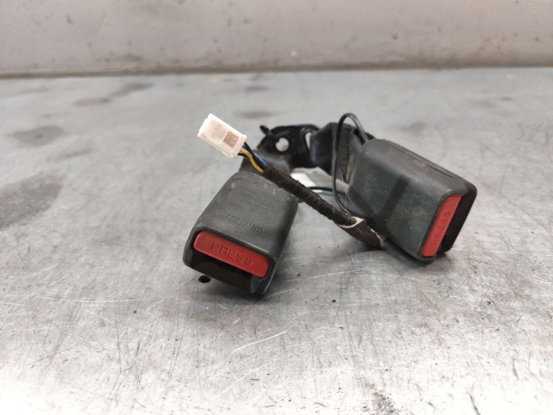 Recambio de enganche de cinturon trasero izquierdo para nissan juke (f16) acenta referencia OEM IAM  CENTRAL 