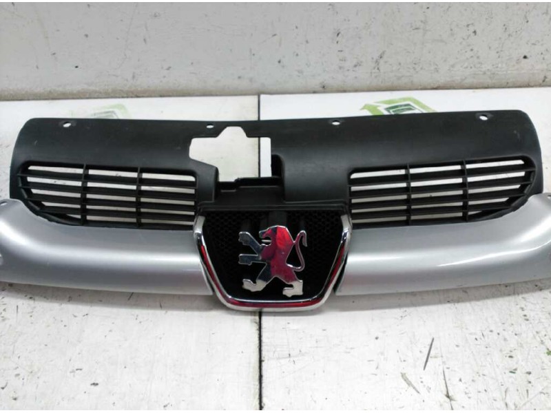 Recambio de rejilla delantera central para peugeot 206 berlina look referencia OEM IAM   