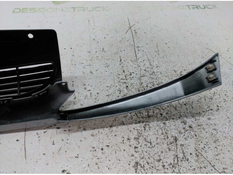 Recambio de rejilla delantera central para peugeot 206 berlina look referencia OEM IAM   