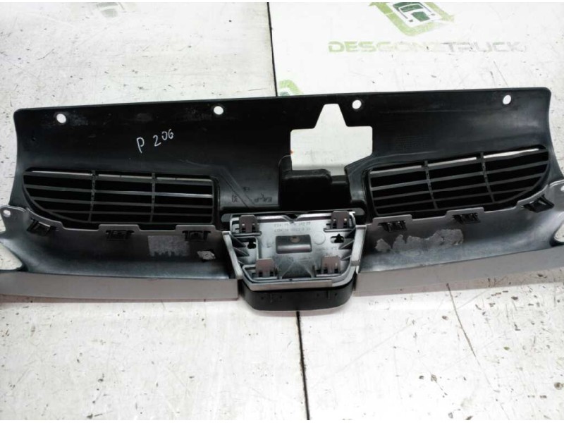 Recambio de rejilla delantera central para peugeot 206 berlina look referencia OEM IAM   