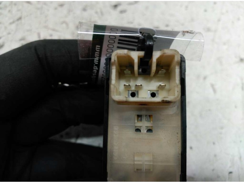 Recambio de mando elevalunas delantero derecho para daewoo matiz cd referencia OEM IAM 821W04270  