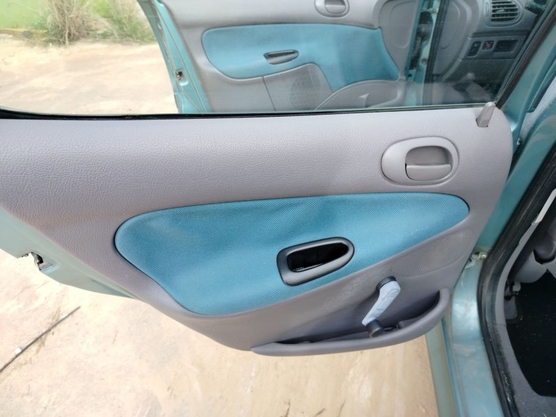 peugeot 206 berlina del año 2000