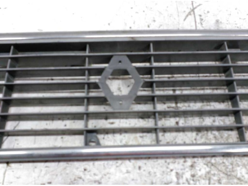 Recambio de rejilla delantera central para renault 6 1.1 gtl referencia OEM IAM   