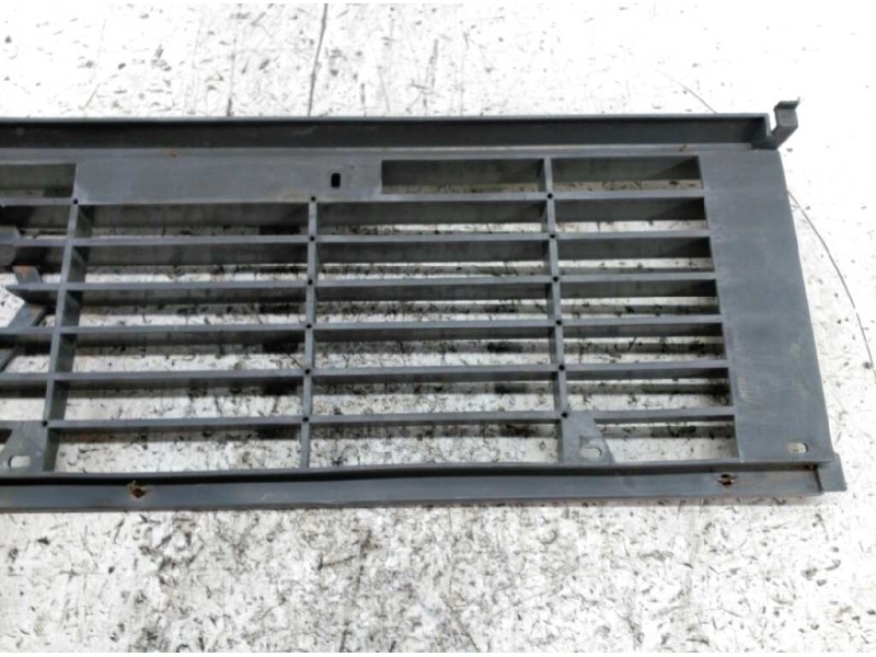 Recambio de rejilla delantera central para renault 6 1.1 gtl referencia OEM IAM   