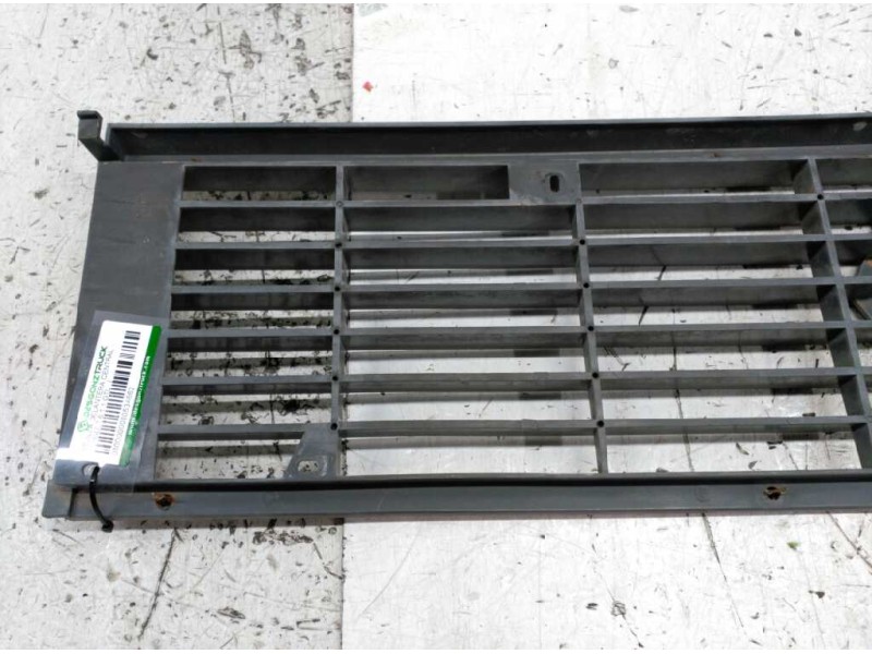 Recambio de rejilla delantera central para renault 6 1.1 gtl referencia OEM IAM   