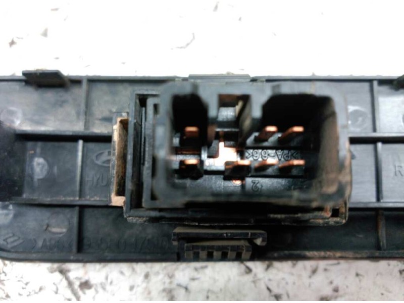 Recambio de mando elevalunas trasero derecho para hyundai matrix (fc) 1.5 crdi gls referencia OEM IAM 9358017510  