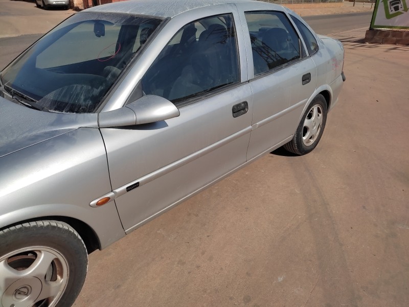 opel vectra b berlina del año 1998