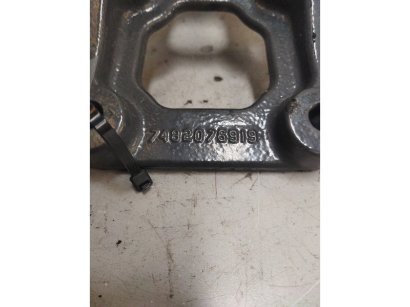 Recambio de soporte ballesta delantero para renault midlum referencia OEM IAM 7482076919 DERECHA 