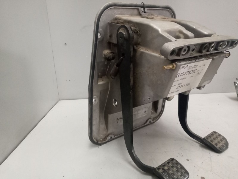 Recambio de soporte pedales para iveco mago af100e21 referencia OEM IAM 4121115800  41211158