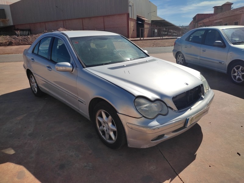 mercedes-benz clase c (w203) berlina del año 2001