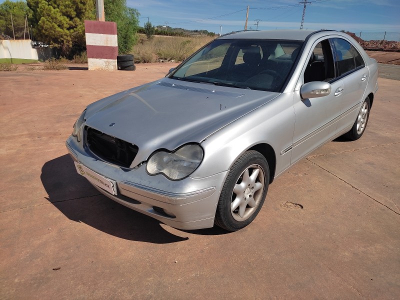 mercedes-benz clase c (w203) berlina del año 2001