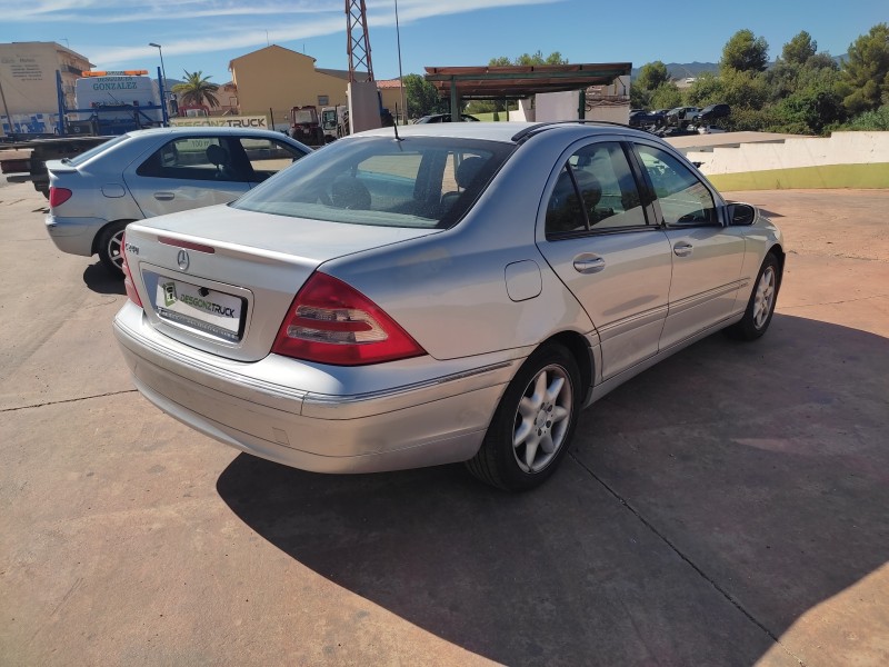 mercedes-benz clase c (w203) berlina del año 2001