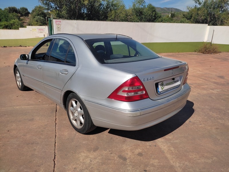 mercedes-benz clase c (w203) berlina del año 2001