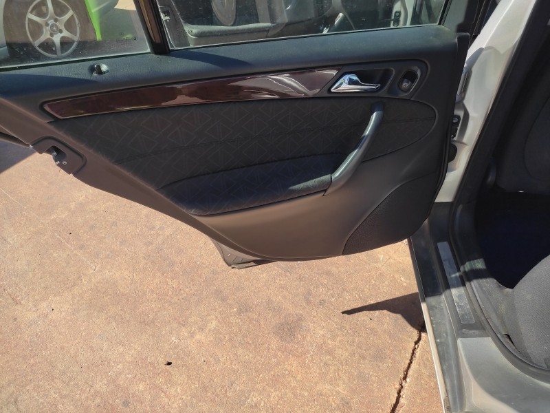 mercedes-benz clase c (w203) berlina del año 2001