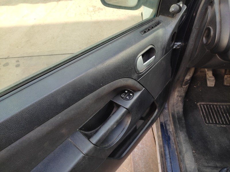 ford fiesta (cbk) del año 2004