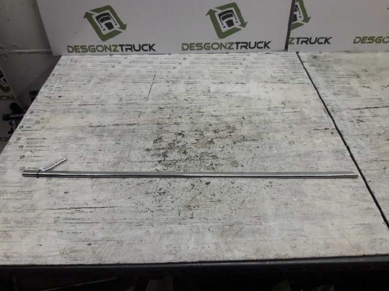 Recambio de moldura puerta trasera derecha para bmw serie 3 berlina (e30) 324td referencia OEM IAM  MOLDURA CROMADA 