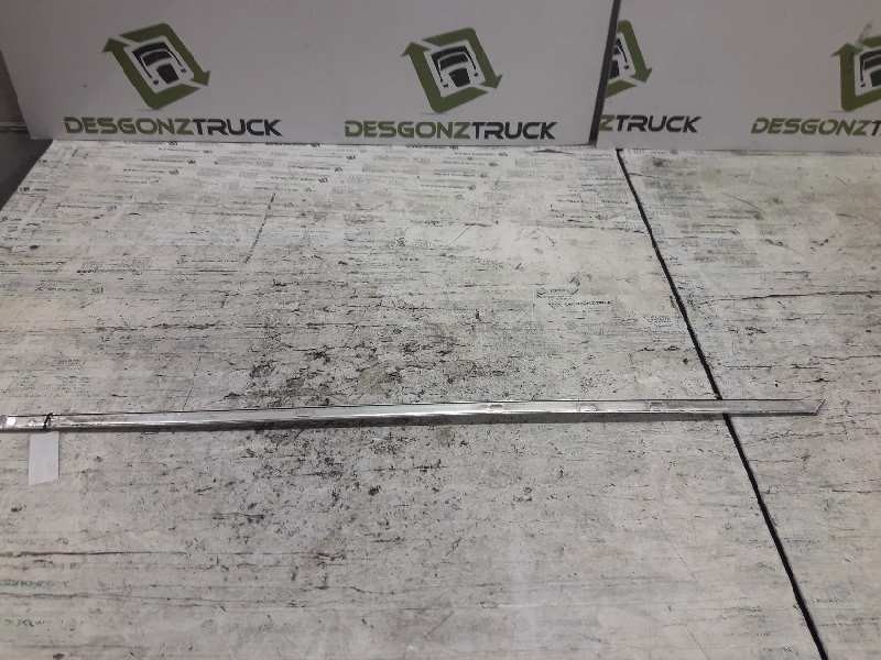 Recambio de moldura puerta delantera derecha para bmw serie 3 berlina (e30) 324td referencia OEM IAM  MOLDURA CROMADA 