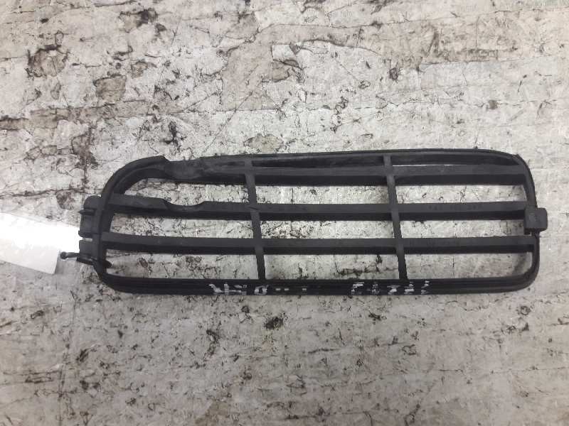 Recambio de rejilla paragolpes derecha para audi 80 avant básico berlina referencia OEM IAM 8A0807346  