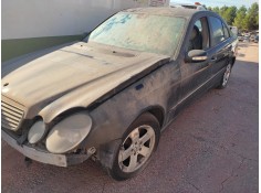 mercedes-benz clase e (w211) berlina del año 2002 2