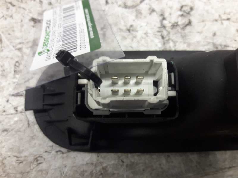 Recambio de mando elevalunas trasero derecho para renault megane ii berlina 5p authentique referencia OEM IAM 156015540  