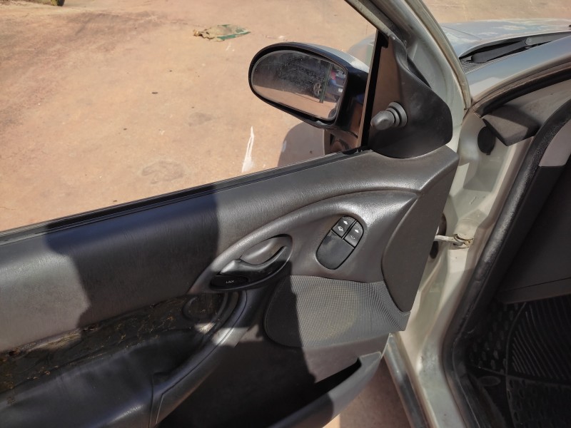 ford focus berlina (cak) del año 2001