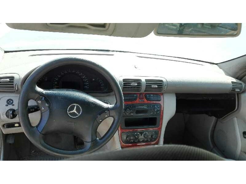 mercedes-benz clase c (w203) berlina del año 2002