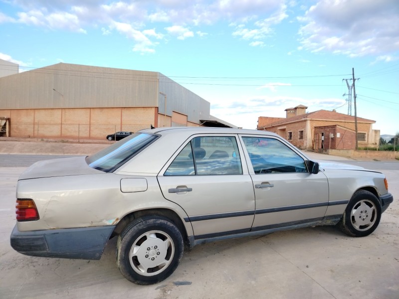 mercedes-benz clase e (w124) berlina del año 1986