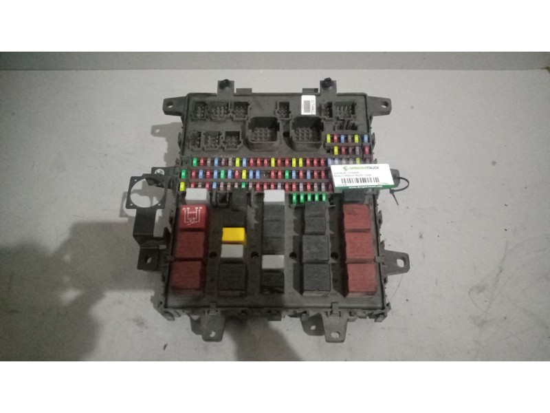 Recambio de caja reles / fusibles para renault premium route 2006 10.8 diesel referencia OEM IAM 21714062  