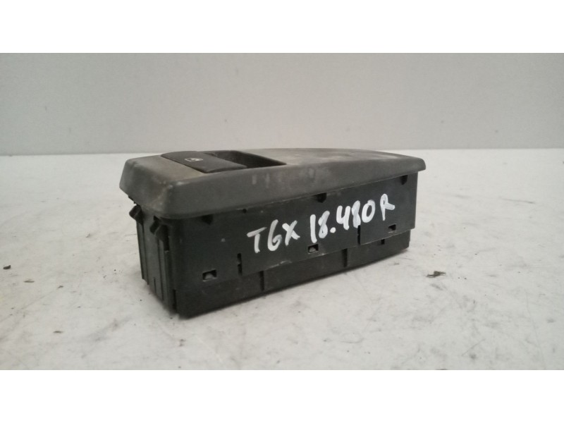 Recambio de mando elevalunas delantero derecho para man tgx 18.xxx fg / 4x2 bl xl referencia OEM IAM 81258067112  