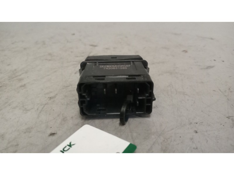 Recambio de interruptor para renault premium route 2006 fas 4x2 larga distancia referencia OEM IAM 7420851289  