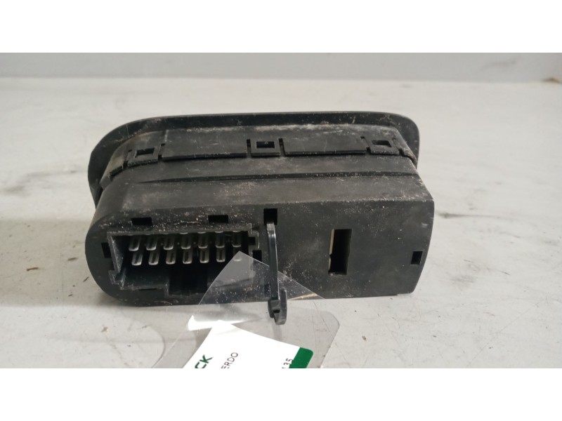 Recambio de mando elevalunas delantero izquierdo para daf serie xf105.xxx 12.9 diesel referencia OEM IAM 1811135  