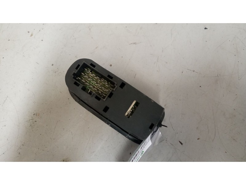 Recambio de mando elevalunas delantero izquierdo para daf serie xf105.xxx 12.9 diesel referencia OEM IAM 1811135  