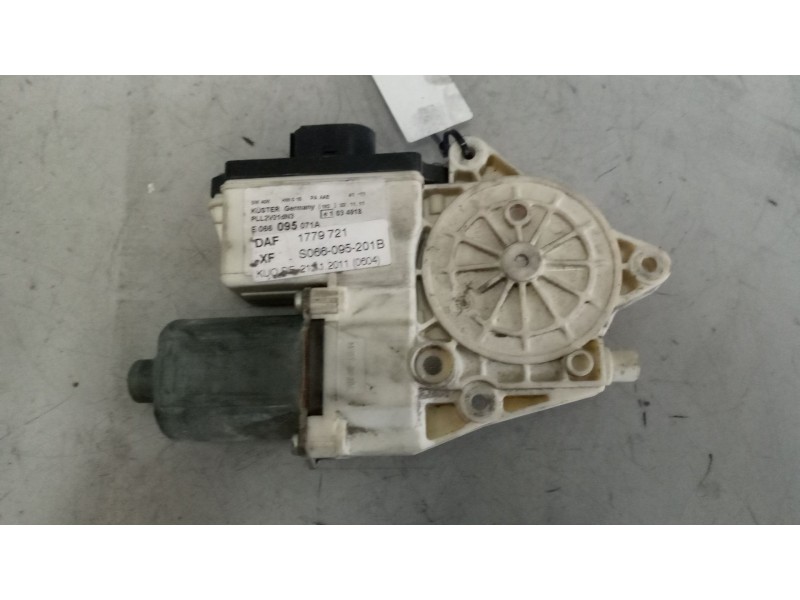 Recambio de motor elevalunas delantero izquierdo para daf serie xf105.xxx 12.9 diesel referencia OEM IAM 1779721  