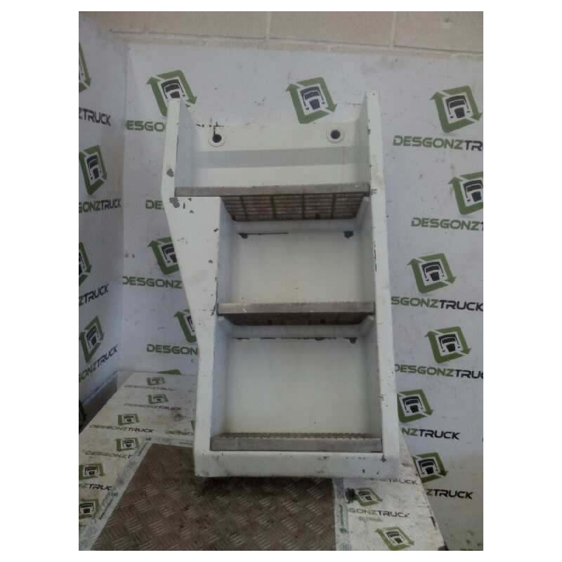 Recambio de peldaño izquierdo para renault magnum e-tech 2000  chasis 4 x 2 larga distancia referencia OEM IAM   