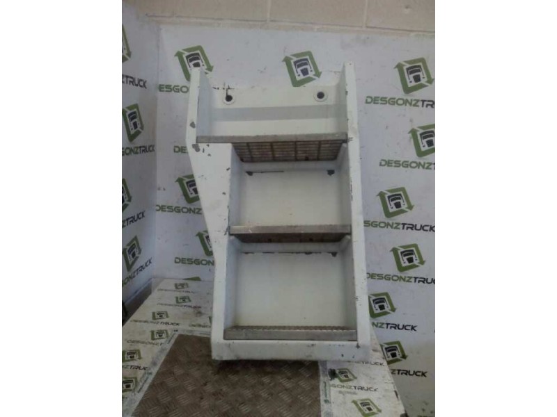 Recambio de peldaño izquierdo para renault magnum e-tech 2000  chasis 4 x 2 larga distancia referencia OEM IAM   