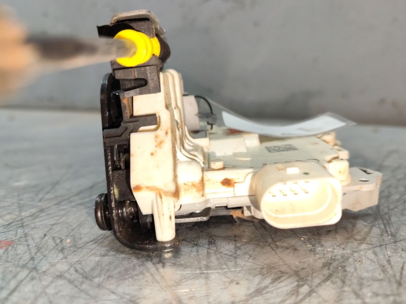 Recambio de cerradura puerta trasera derecha para audi a4 ber. (b8) básico referencia OEM IAM 8K0839016 7PINES  