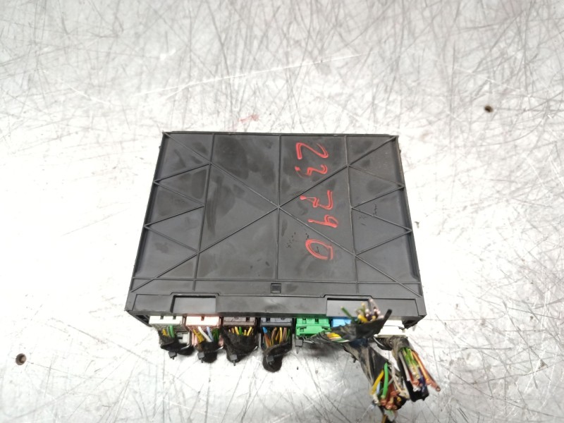 Recambio de caja reles / fusibles para opel insignia berlina expression referencia OEM IAM 13593775  