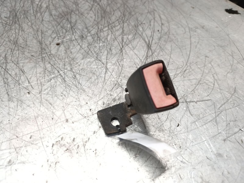 Recambio de enganche cinturon trasero izquierdo para opel corsa d ´´111 years´´ referencia OEM IAM   