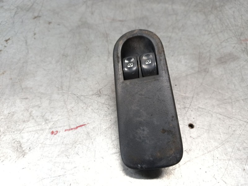 Recambio de mando elevalunas delantero izquierdo para renault clio iii dynamique referencia OEM IAM 8200356519  