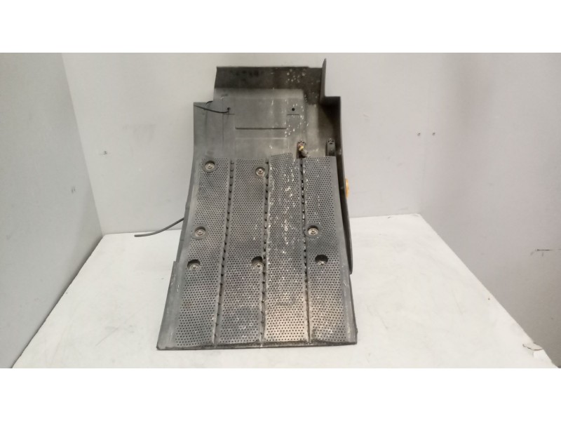 Recambio de guardabarros delantero izquierdo para iveco eurocargo 05.03  5.9 diesel referencia OEM IAM 504298600  