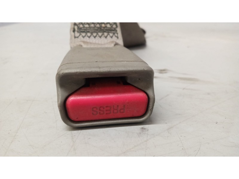 Recambio de enganche cinturon trasero izquierdo para renault maxity referencia OEM IAM 7485115819  