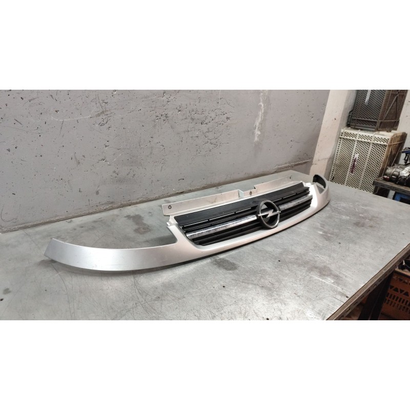 Recambio de rejilla delantera central para opel vivaro 1.9 cdti cat (f9q-760 / l08) referencia OEM IAM 8200044873  