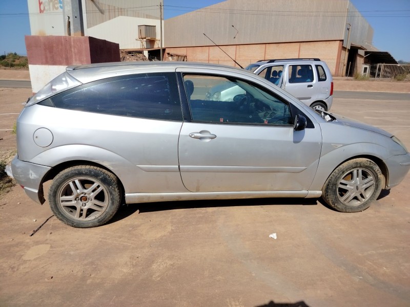 ford focus berlina (cak) del año 2000