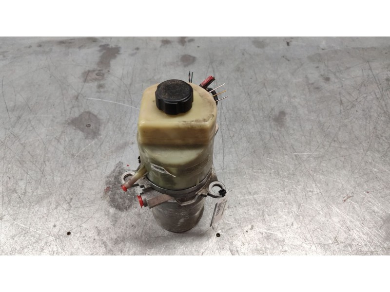 Recambio de bomba servodireccion para ford focus berlina (cap) 1.6 tdci cat referencia OEM IAM 4M513K514CA  