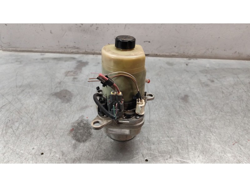 Recambio de bomba servodireccion para ford focus berlina (cap) 1.6 tdci cat referencia OEM IAM 4M513K514CA  
