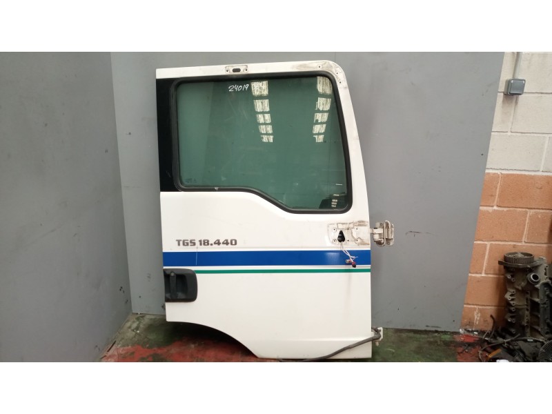Recambio de puerta delantera derecha para man tgs referencia OEM IAM 81626004132  