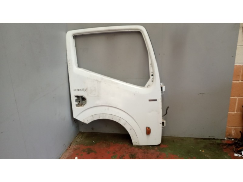 Recambio de puerta delantera derecha para renault maxity referencia OEM IAM 7485132448  